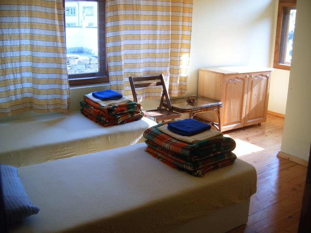 Hostel Mostel Veliko Tărnovo Rum bild