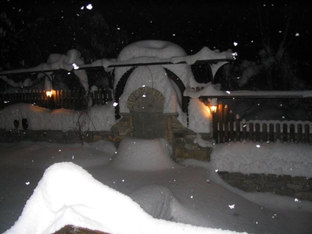 Hostel Mostel Veliko Tărnovo Exteriör bild